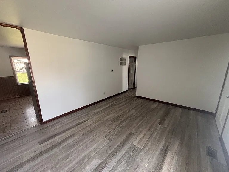 1352 Crestwood Dr — Photo 6