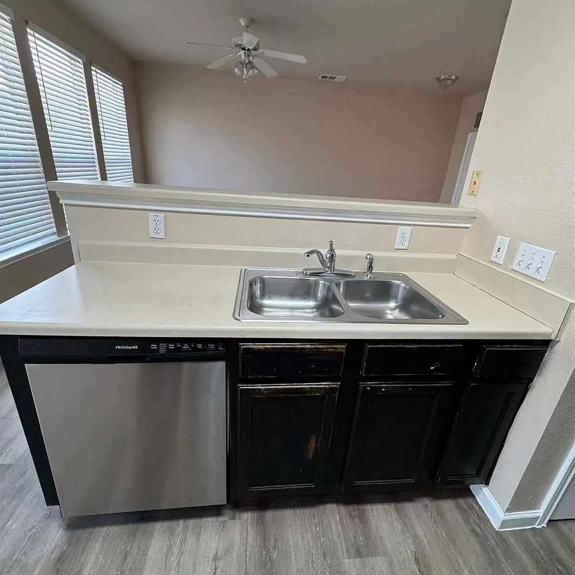 3 bed, 2.5 bath, 1319 sqft, $1,625 — Photo 4