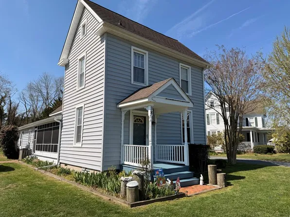 38 Main St, Wachapreague, VA 23480