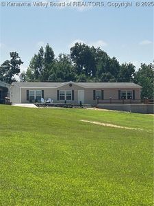 867 Charlotte Dr, Leon, WV, 25123