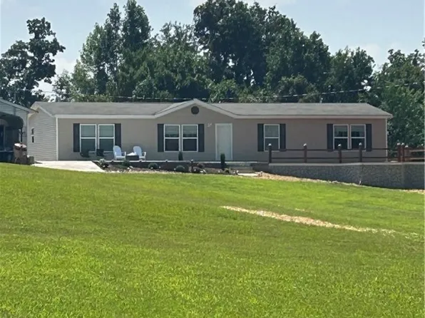 867 Charlotte Dr, Leon, WV 25123