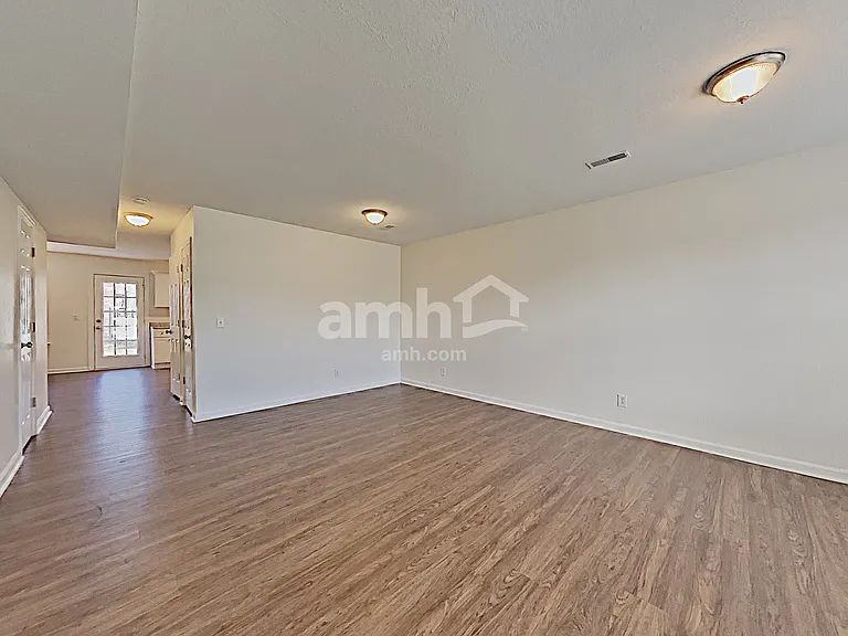 2148 Spring Hill Cir — Photo 4