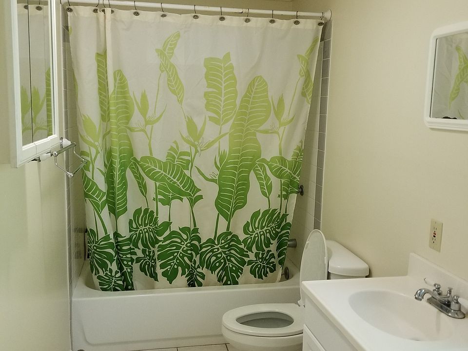 Bathroom with tub/shower