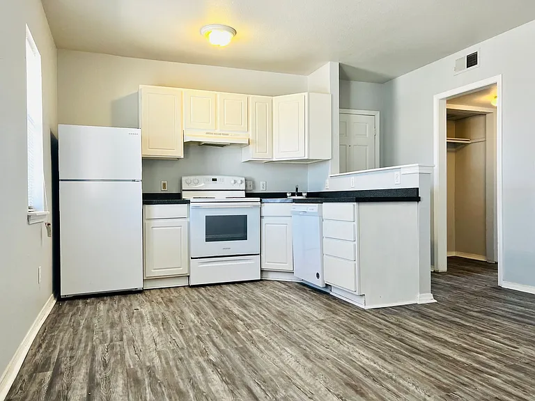 843 East Dr — Photo 2