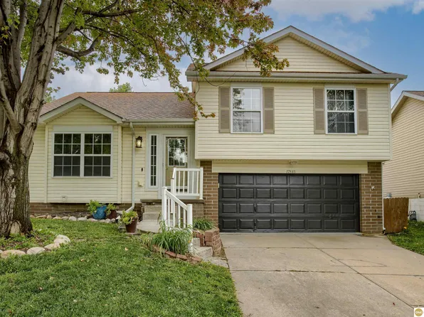 17845 Lillian St, Omaha, NE 68136