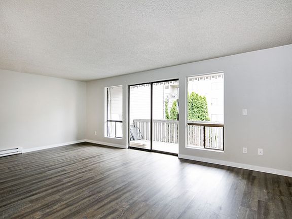 4th image of 3032 NE 140th St APT 302