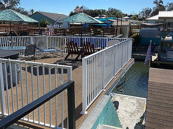 Upper deck & Jacuzzi