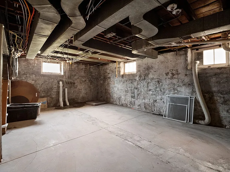TGS Upstairs Lounge — Photo 23