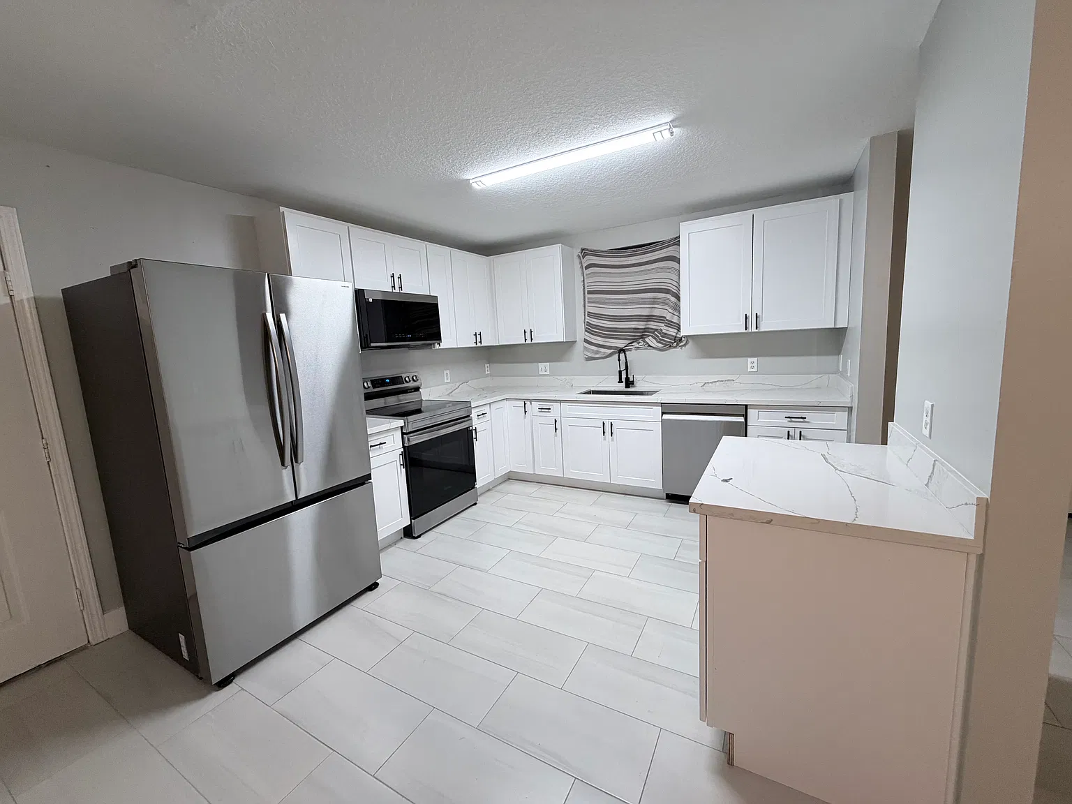 2985 Bay St — Photo 4