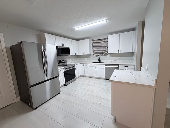 4th image of 2985 Bay St