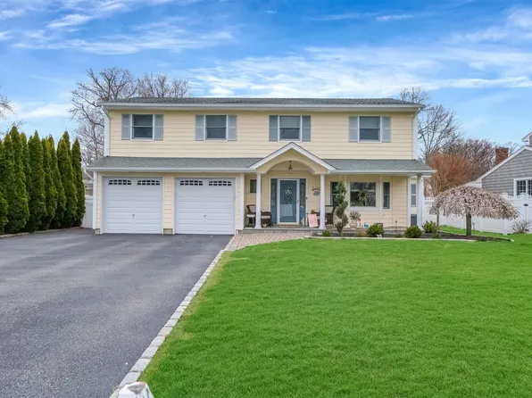 18 Ludlow Way, Oakdale, NY 11769