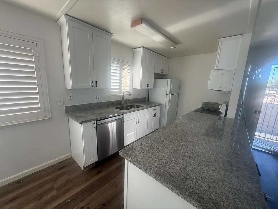 2221 Chrysler Dr #4