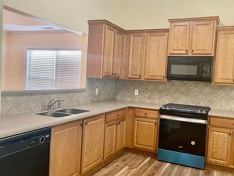 373 Southgate Dr — Photo 11