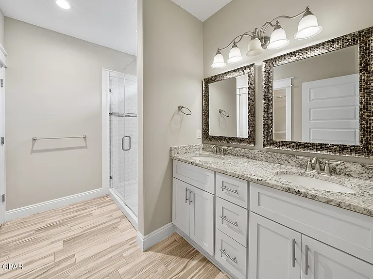 305 Evergreen St — Photo 16