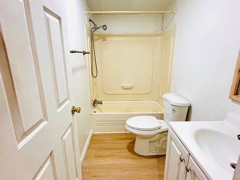 100 Westminster Ave — Photo 10