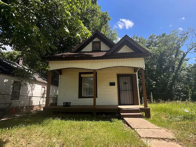 45 W Gage Ave — Photo 2
