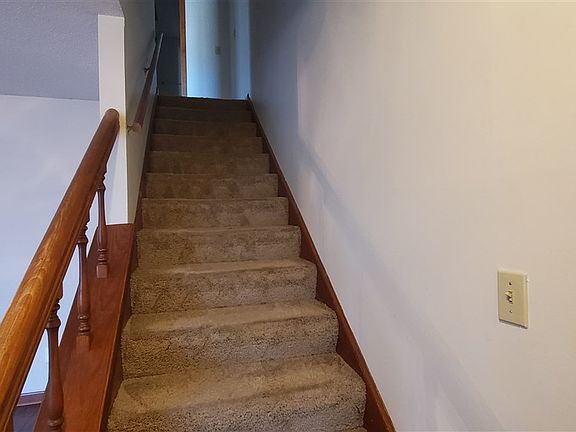 3rd image of 130 Carriage Hill Dr