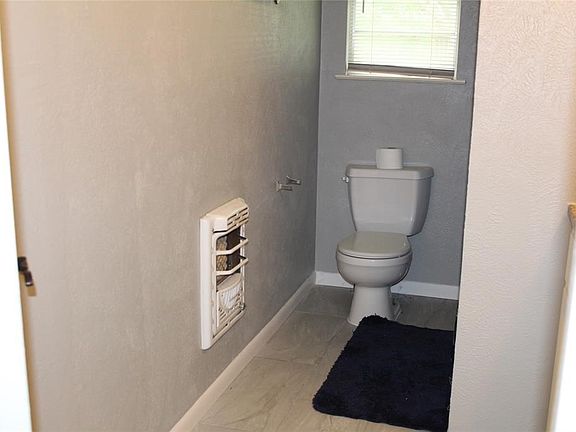 3rd image of 708 Carver St