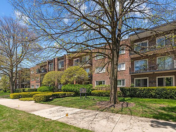 2nd image of 140 Franklin Pl E APT 106