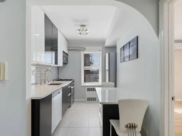 393 Avenue S image 2 of 10