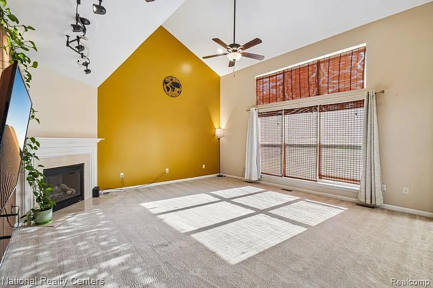 4 bed, 2.5 bath, 3762 sqft, $3,750 — Photo 3