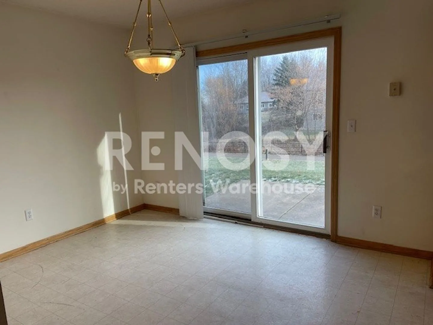 Spacious 3 Bedroom 1.5 Bath Townhome in Chisago City — Photo 2