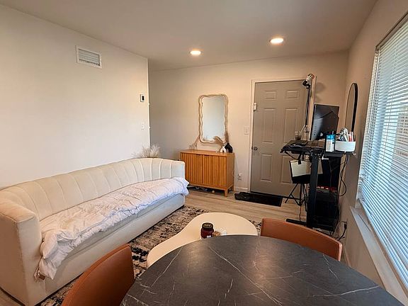 3rd image of 2844 Barnes St