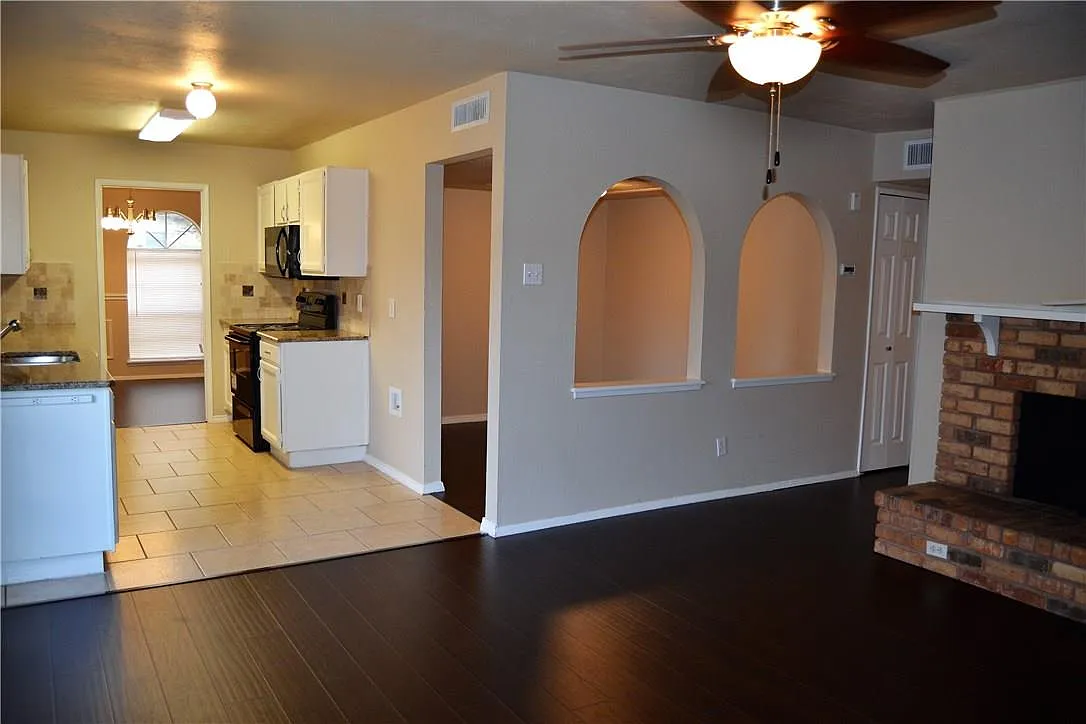 3 bed, 1695 sqft, $2,100 — Photo 2