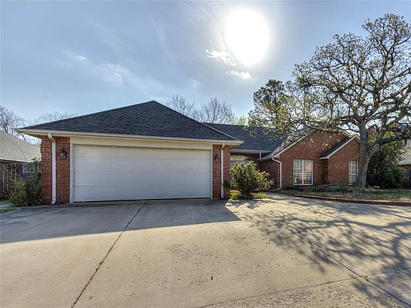 3rd image of 307 Club House Dr