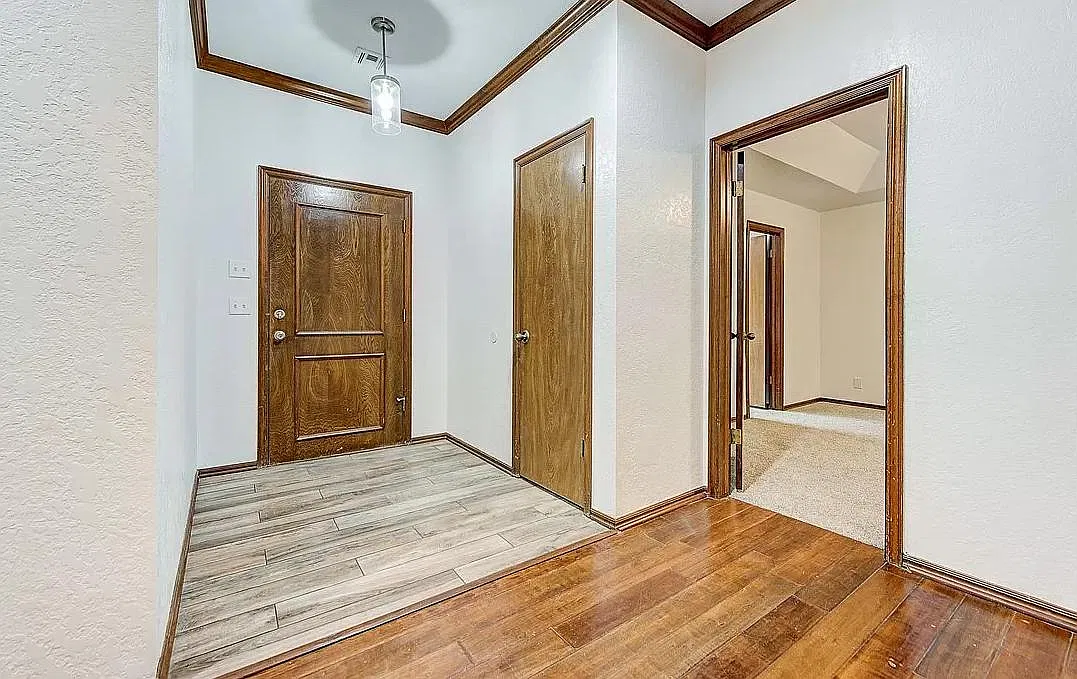 1701 Whispering Creek Dr — Photo 3