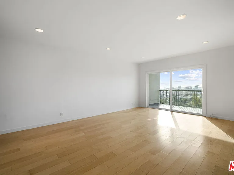 8550 Holloway Dr #405 — Photo 6