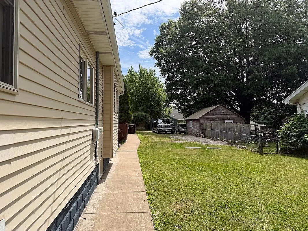 2 bed, 1.0 bath, 858 sqft, $1,400 — Photo 3