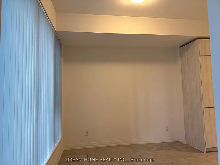 400 King St W #521 — Photo 8