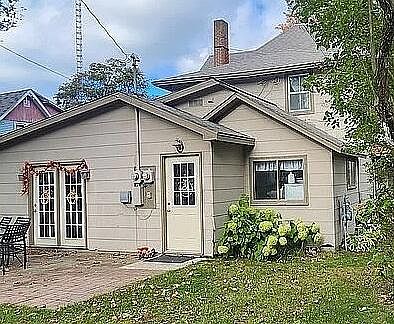 2nd image of 211 W John St