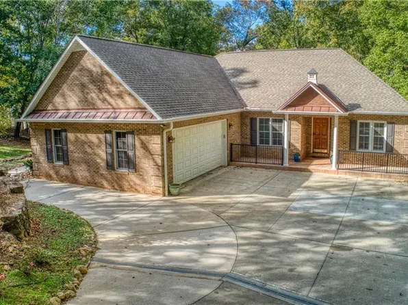 906 Rocky Cove Ln, Denton, NC 27239