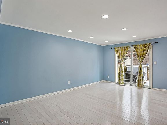 5th image of 32 Oak Shade Rd