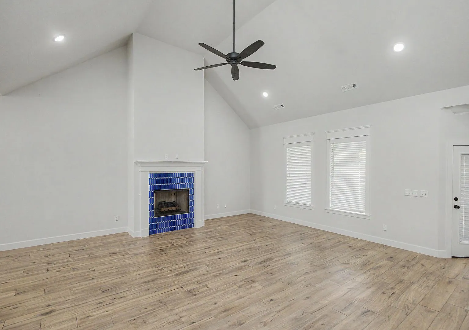 1701 Cherrie — Photo 2