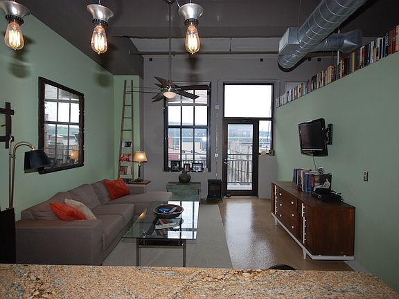 4th image of 1535 Walnut St APT 402