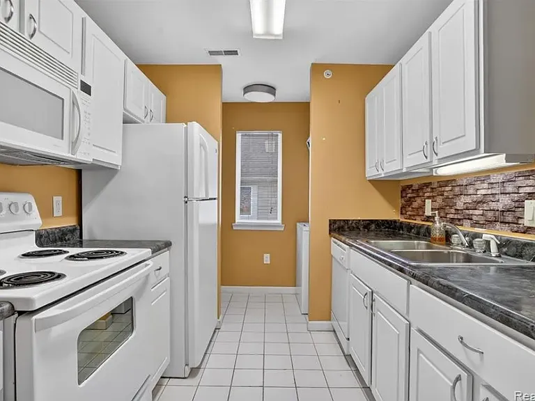 848 Brandon Ave — Photo 6
