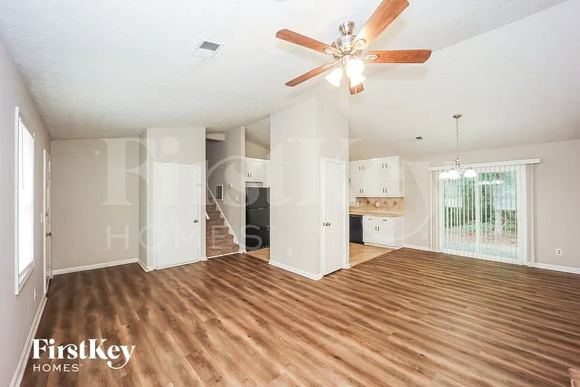 3 bed, 2.0 bath, 1200 sqft, $1,765 — Photo 4