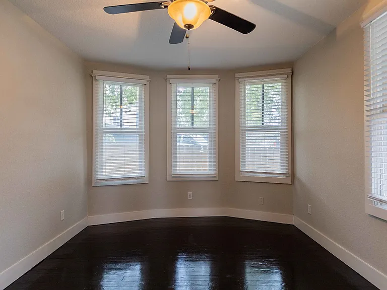 1121 E Crockett St — Photo 23