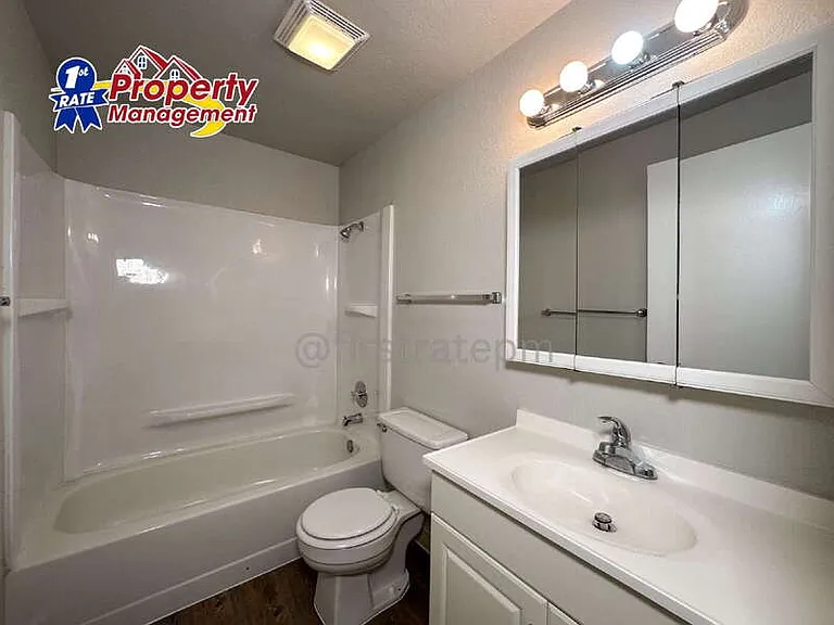 1184 W Lee St — Photo 13