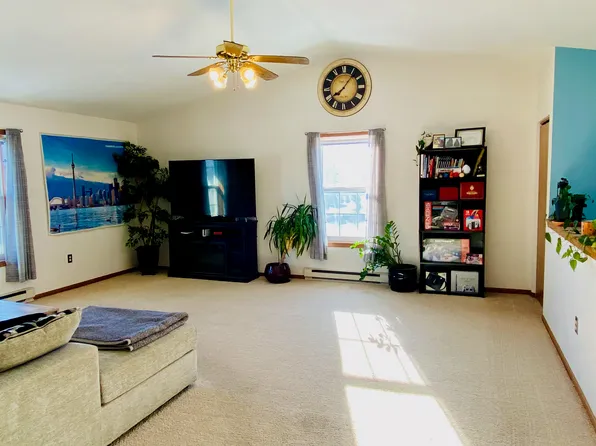 384 Minz Park Cir APT 5, West Bend, WI 53095