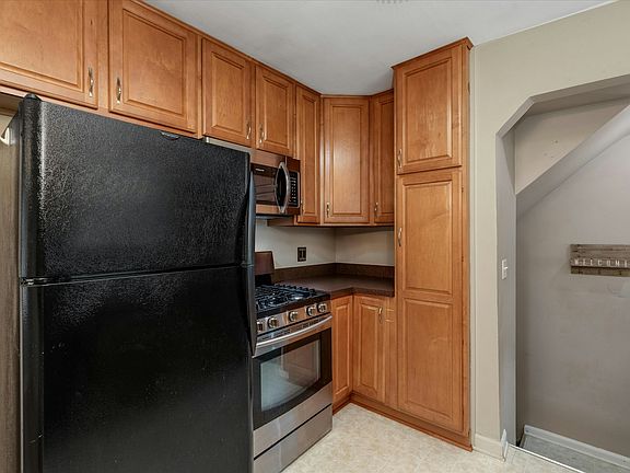 5th image of 912 N Edison Ave