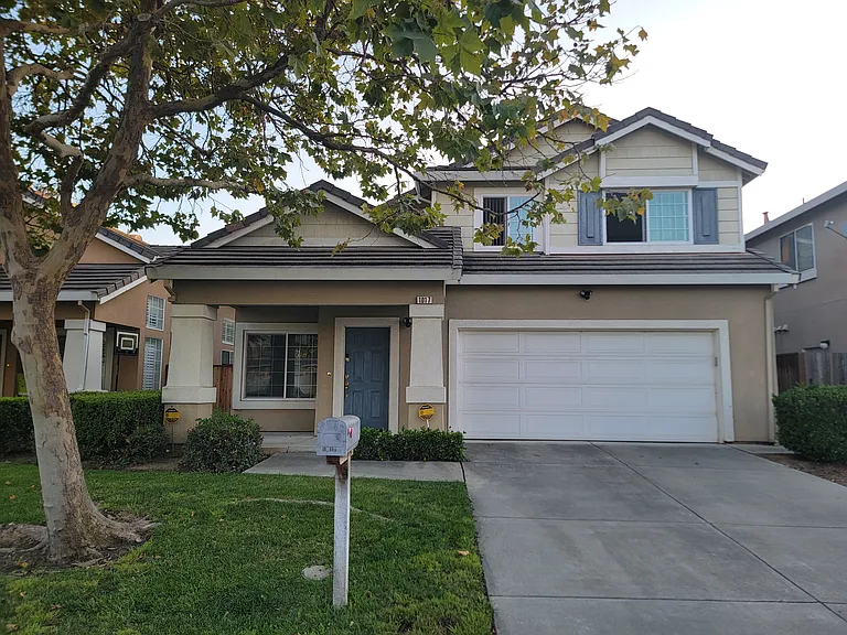 1017 Phoenix Ct — Photo 2