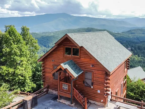 3140 Lakeview Lodge Dr, Sevierville, TN 37862
