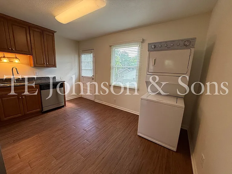 Modern 2 Bedroom Apartment with Water Included on Forsyth St — Photo 9