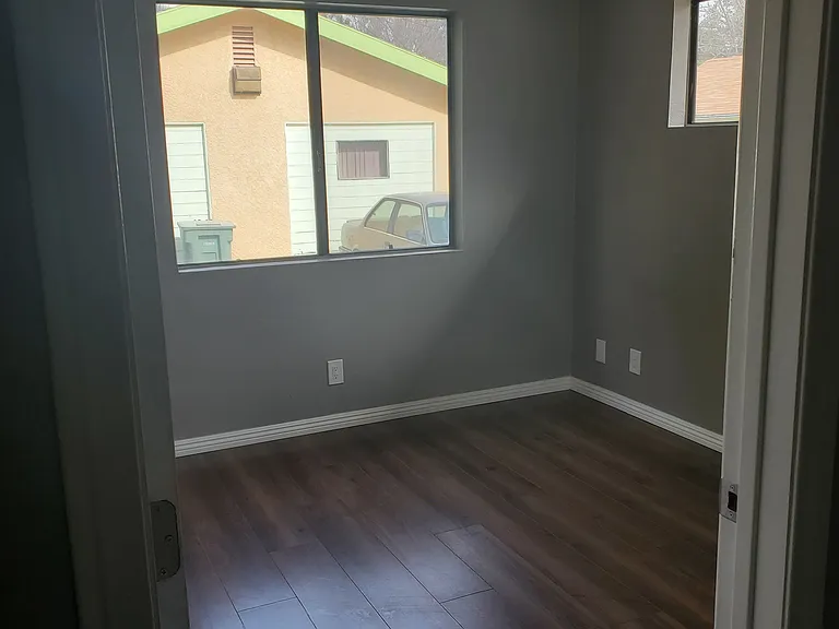 902 N Pass Ave — Photo 6