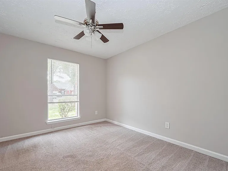 2606 Lexington Woods Dr — Photo 35