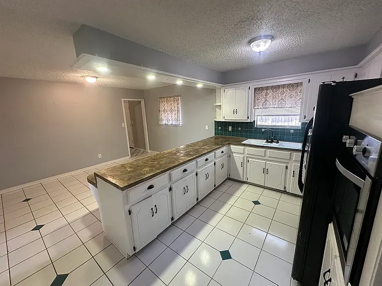 223 E Kerby Ave — Photo 5